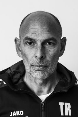 Fußball-Trainer / Portrait  Fotografie von Fotograf Holger Förster ★2 | STRKNG