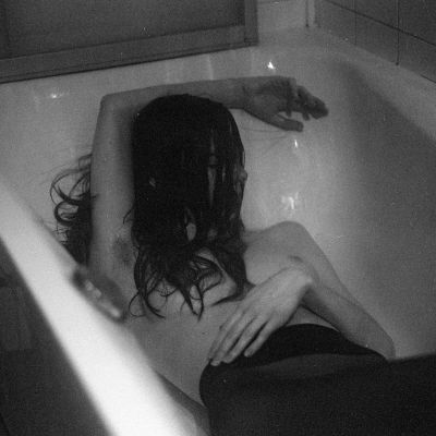 Drowning in thoughts / Fine Art  Fotografie von Model Carla Gesikiewicz ★14 | STRKNG