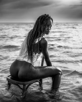 Woman sitting in the sea / Nude  Fotografie von Fotograf Phil Raynaud ★6 | STRKNG