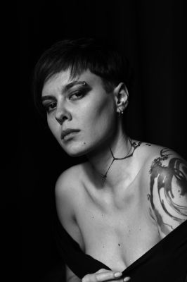 IRINA / Schwarz-weiss  Fotografie von Fotograf artgio ★2 | STRKNG