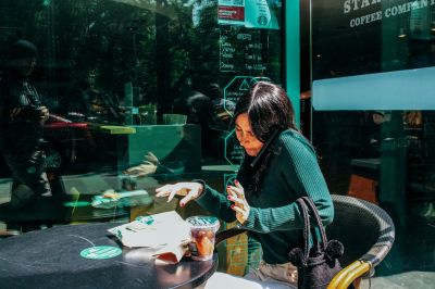 Starbucks / Street  Fotografie von Fotograf Alex Coghe ★9 | STRKNG