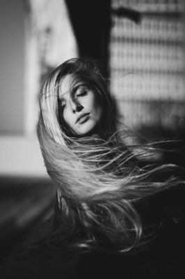 Lia / Schwarz-weiss  Fotografie von Fotograf Cristian Trippel ★16 | STRKNG