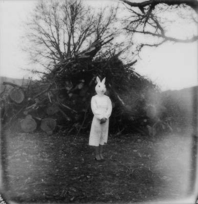 Lady Rabbit nel bosco / Konzeptionell  Fotografie von Fotograf Tommaso Donato ★4 | STRKNG