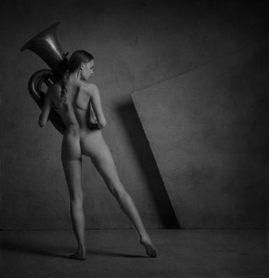 Girl with Tuba / Nude  Fotografie von Fotograf Arkadiy Kurta ★15 | STRKNG