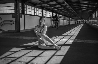 Ostkreuz Bahnhof / Nude  Fotografie von Fotograf Arkadiy Kurta ★15 | STRKNG