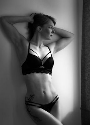 Schwarz-weiss  Fotografie von Model Elena | STRKNG