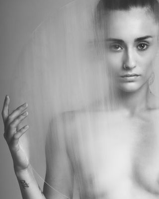 Nude with translucent disc / Portrait  photography by Photographer Alessio Moglioni ★3 | STRKNG