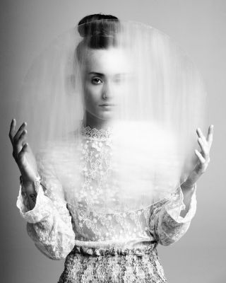 Translucent disc / Portrait  photography by Photographer Alessio Moglioni ★3 | STRKNG