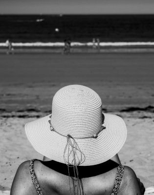 Sunbathing in Playa America - Spain / Menschen  Fotografie von Fotograf JOSE PEREIRA | STRKNG