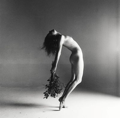 Denisa with Bouquet / Fine Art  Fotografie von Fotograf Scott Franklin Evans ★6 | STRKNG