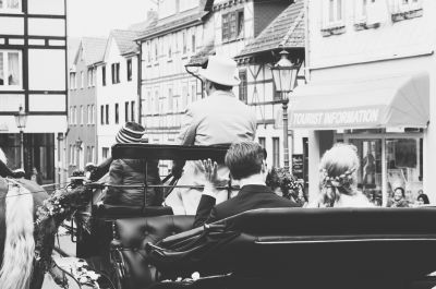 Mit der Kutsche in die Zukunft / Wedding  photography by Photographer Oliver Antwi | STRKNG