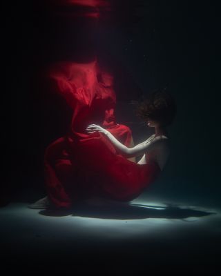 Dark waters. Red / Fine Art  Fotografie von Fotograf Yauhen Yerchak ★2 | STRKNG