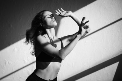 Dancing in the sunlight / Portrait  Fotografie von Fotograf Cornel Waser ★2 | STRKNG