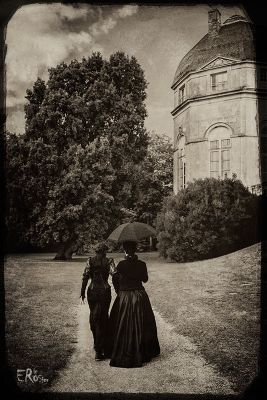 Deux amies dans le parc I / Portrait  photography by Photographer Eric Rosier | STRKNG