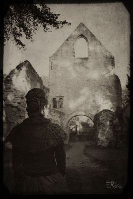 La dame de Jumièges II / Lost places  Fotografie von Fotograf Eric Rosier | STRKNG