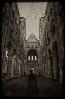 La dame de Jumièges / Lost places  Fotografie von Fotograf Eric Rosier | STRKNG