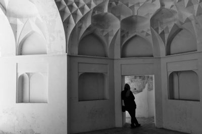 A woman among the arches / Architektur  Fotografie von Fotograf Milad Saeedi | STRKNG