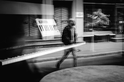 Klavierspieler / Street  Fotografie von Fotograf flographie | STRKNG