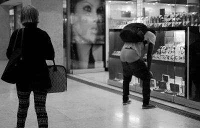 Shopping for a belt / Street  Fotografie von Fotograf Álvaro Novo | STRKNG