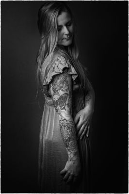 Selflove / Schwarz-weiss  Fotografie von Model va.nessa_ri | STRKNG