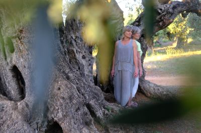 Mother, Mother and Daughter II / Portrait  photography by Photographer Klaudia Delmer | STRKNG