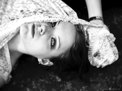 » #2/9 « / VITA - Model Sasa 2011 / Blog-Beitrag von <a href="https://ungemuetlich.strkng.com/de/">Fotograf ungemuetlich</a> / 01.07.2017 02:03 / Konzeptionell