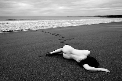 »Black sand nude« © Photographer Mike Brown