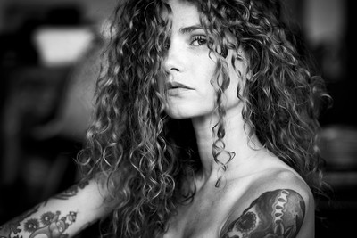 » #1/9 « / summer session at home / Blog post by <a href="https://andreaspuhl.strkng.com/en/">Photographer Andreas Puhl</a> / 2020-08-28 12:52 / Portrait / curls,portrait,eyes,nude,tattoo