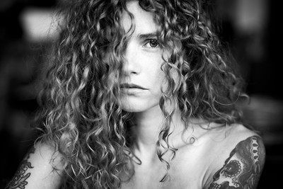 » #3/9 « / summer session at home / Blog post by <a href="https://andreaspuhl.strkng.com/en/">Photographer Andreas Puhl</a> / 2020-08-28 12:52 / Portrait / curls,portrait,eyes,nuce,tattoo