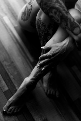 » #5/9 « / summer session at home / Blog post by <a href="https://andreaspuhl.strkng.com/en/">Photographer Andreas Puhl</a> / 2020-08-28 12:52 / Schwarz-weiss / legs,tattoo,nude,girl,indoor,hand