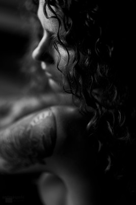 » #6/9 « / summer session at home / Blog-Beitrag von <a href="https://andreaspuhl.strkng.com/de/">Fotograf Andreas Puhl</a> / 28.08.2020 12:52 / Portrait / girl,nude,tattoo,portrait,indoor,curls