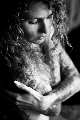 » #7/9 « / summer session at home / Blog post by <a href="https://andreaspuhl.strkng.com/en/">Photographer Andreas Puhl</a> / 2020-08-28 12:52 / Portrait / girl,indoor,nude,tattoo,curls,hand