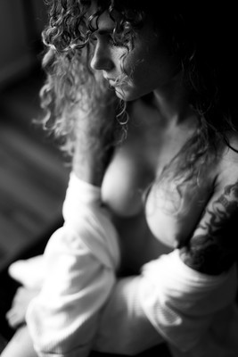 » #8/9 « / summer session at home / Blog post by <a href="https://andreaspuhl.strkng.com/en/">Photographer Andreas Puhl</a> / 2020-08-28 12:52 / Nude / girl,breasts,bude,curls,tattoo,indoor,skin,portrait
