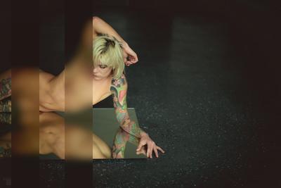 » #5/6 « / Kathi in her mirror / Blog-Beitrag von <a href="https://andreaspuhl.strkng.com/de/">Fotograf Andreas Puhl</a> / 14.01.2021 12:54 / Nude