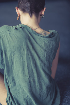 » #4/6 « / old green shirt / Blog post by <a href="https://andreaspuhl.strkng.com/en/">Photographer Andreas Puhl</a> / 2021-02-12 16:53