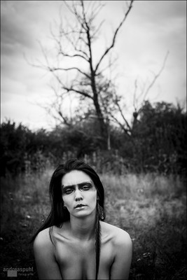» #4/6 « / dead tree / Blog post by <a href="https://andreaspuhl.strkng.com/en/">Photographer Andreas Puhl</a> / 2021-04-18 10:44 / Nude