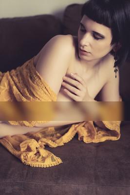 » #1/6 « / yellow dress-up / Blog post by <a href="https://andreaspuhl.strkng.com/en/">Photographer Andreas Puhl</a> / 2021-05-07 13:46 / Nude