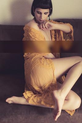 » #3/6 « / yellow dress-up / Blog post by <a href="https://andreaspuhl.strkng.com/en/">Photographer Andreas Puhl</a> / 2021-05-07 13:46 / Nude