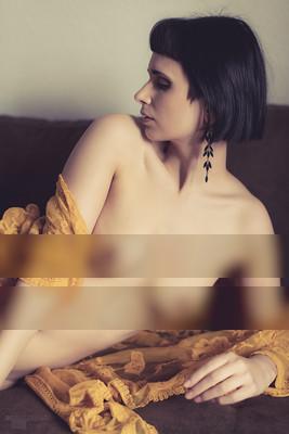 » #4/6 « / yellow dress-up / Blog post by <a href="https://andreaspuhl.strkng.com/en/">Photographer Andreas Puhl</a> / 2021-05-07 13:46 / Nude