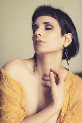 » #2/6 « / yellow dress-up / Blog post by <a href="https://andreaspuhl.strkng.com/en/">Photographer Andreas Puhl</a> / 2021-05-07 13:46 / Nude