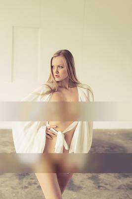 » #6/9 « / white nothing / Blog post by <a href="https://andreaspuhl.strkng.com/en/">Photographer Andreas Puhl</a> / 2021-05-31 08:05 / Nude