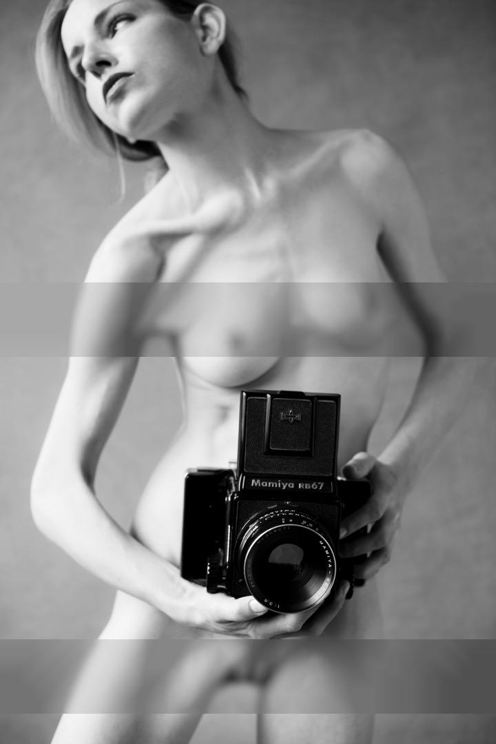 » #1/1 « / polaroid girl / Blog post by <a href="https://andreaspuhl.strkng.com/en/">Photographer Andreas Puhl</a> / 2022-08-08 22:43 / Nude