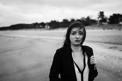 » #6/9 « / On the beach with Lizzy / Blog-Beitrag von <a href="https://strkng.com/de/fotograf/carpe+lucem/">Fotograf Carpe Lucem</a> / 11.01.2019 17:03 / Menschen
