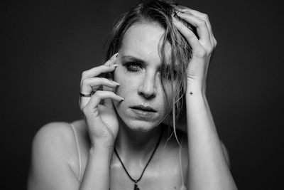 » #5/6 « / S A B I A / Blog post by <a href="https://strkng.com/en/photographer/carpe+lucem/">Photographer Carpe Lucem</a> / 2021-10-24 19:49 / Menschen / portrait,woman,blackandwhite