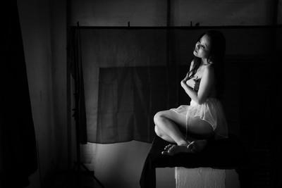 » #6/8 « / C. in BnW / Blog-Beitrag von <a href="https://strkng.com/de/fotograf/carpe+lucem/">Fotograf Carpe Lucem</a> / 28.07.2023 11:19 / Nude