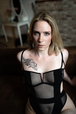 » #1/7 « / Body in Black / Blog-Beitrag von <a href="https://strkng.com/de/fotograf/carpe+lucem/">Fotograf Carpe Lucem</a> / 20.07.2025 17:01 / Nude