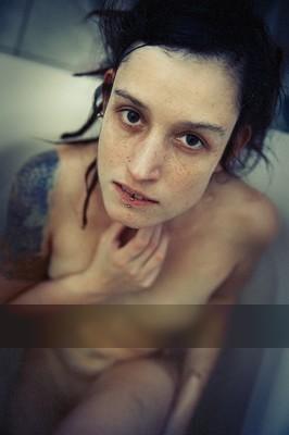 » #1/9 « / Denn alle Lust will Ewigkeit / Blog post by <a href="https://strkng.com/en/model/peacocks+feather/">Model Peacocks feather</a> / 2018-09-20 20:06 / Nude / berlin,leipzig,akt,nude,badewanne,bathtube