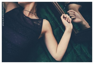 » #3/9 « / Bodyparts and playing with the mirror / Blog post by <a href="https://strkng.com/en/model/peacocks+feather/">Model Peacocks feather</a> / 2018-11-11 14:54