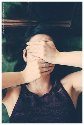 » #6/9 « / Bodyparts and playing with the mirror / Blog post by <a href="https://strkng.com/en/model/peacocks+feather/">Model Peacocks feather</a> / 2018-11-11 14:54