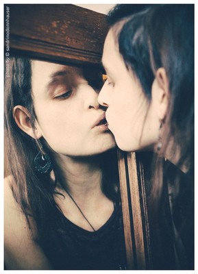 » #7/9 « / Bodyparts and playing with the mirror / Blog post by <a href="https://strkng.com/en/model/peacocks+feather/">Model Peacocks feather</a> / 2018-11-11 14:54